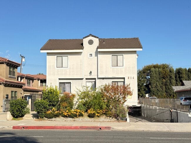 816 N Garfield Ave, Unit B in Alhambra, CA - Foto de edificio - Building Photo