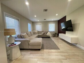 557 De Leon Dr in Miami Springs, FL - Building Photo - Building Photo