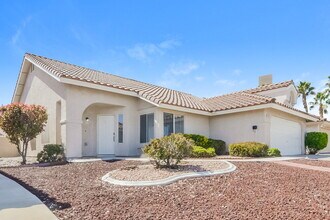 403 Royal Greens Dr in Henderson, NV - Building Photo - Building Photo