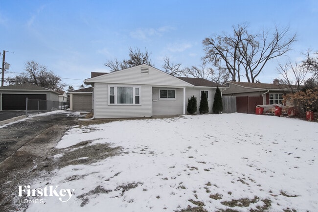 21 Thrush St in Carpentersville, IL - Foto de edificio - Building Photo