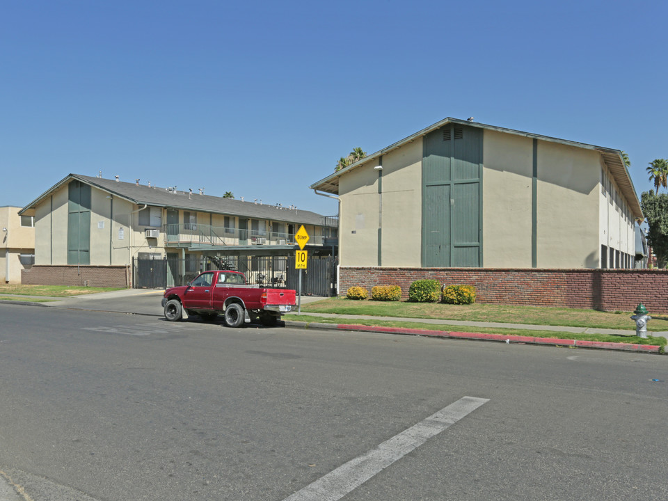 1388 Bulldog Ln in Fresno, CA - Building Photo