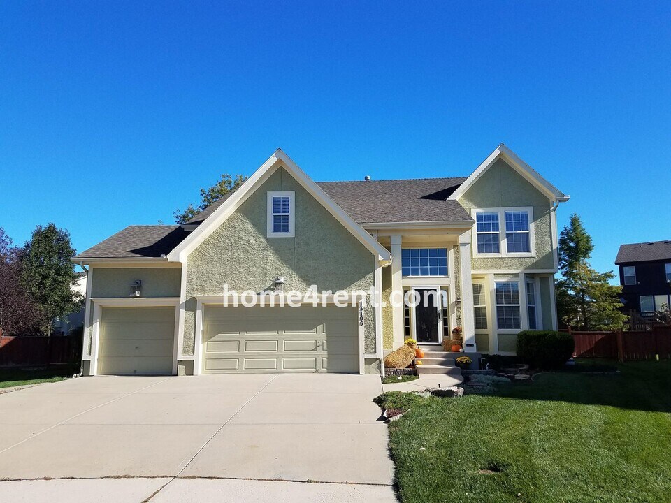 13106 137th Ct in Overland Park, KS - Building Photo