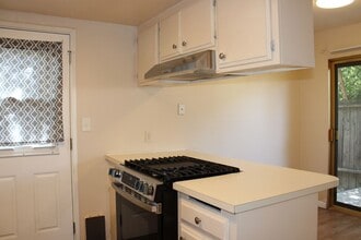 2213 Roselake Ave in Sacramento, CA - Building Photo - Building Photo