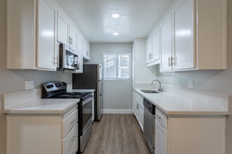 Sierra Regency Apartments in Sacramento, CA - Building Photo - Interior Photo