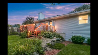 1037 Fountain Dr in Sun Prairie, WI - Building Photo - Building Photo