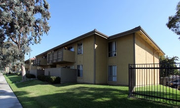 Stone Arbor Apartments in Oceanside, CA - Foto de edificio - Building Photo