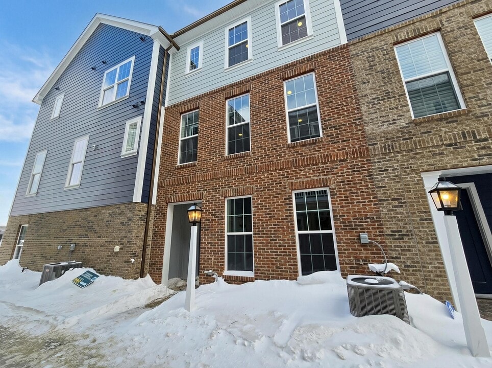 305 Frederick Way in Cranberry Township, PA - Building Photo