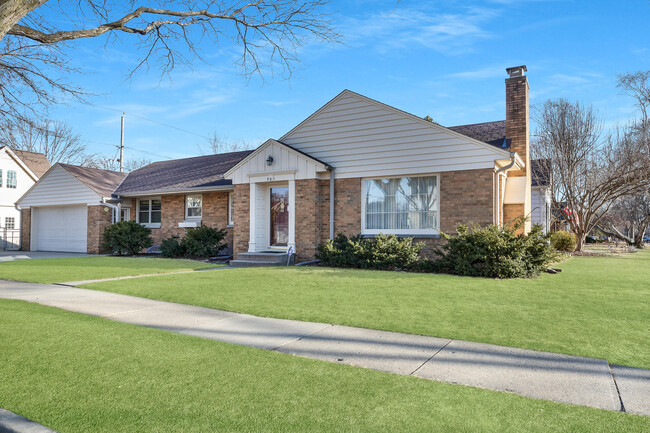 701 E Fairmount Ave in Whitefish Bay, WI - Building Photo - Building Photo