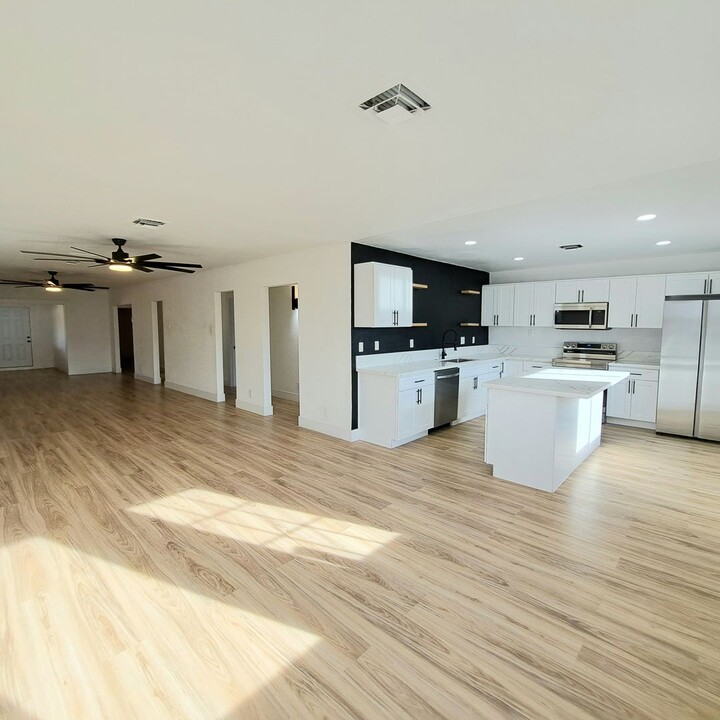 1108 Cunningham Dr in Las Vegas, NV - Building Photo
