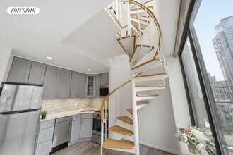 300 E 90th St in New York, NY - Building Photo - Building Photo