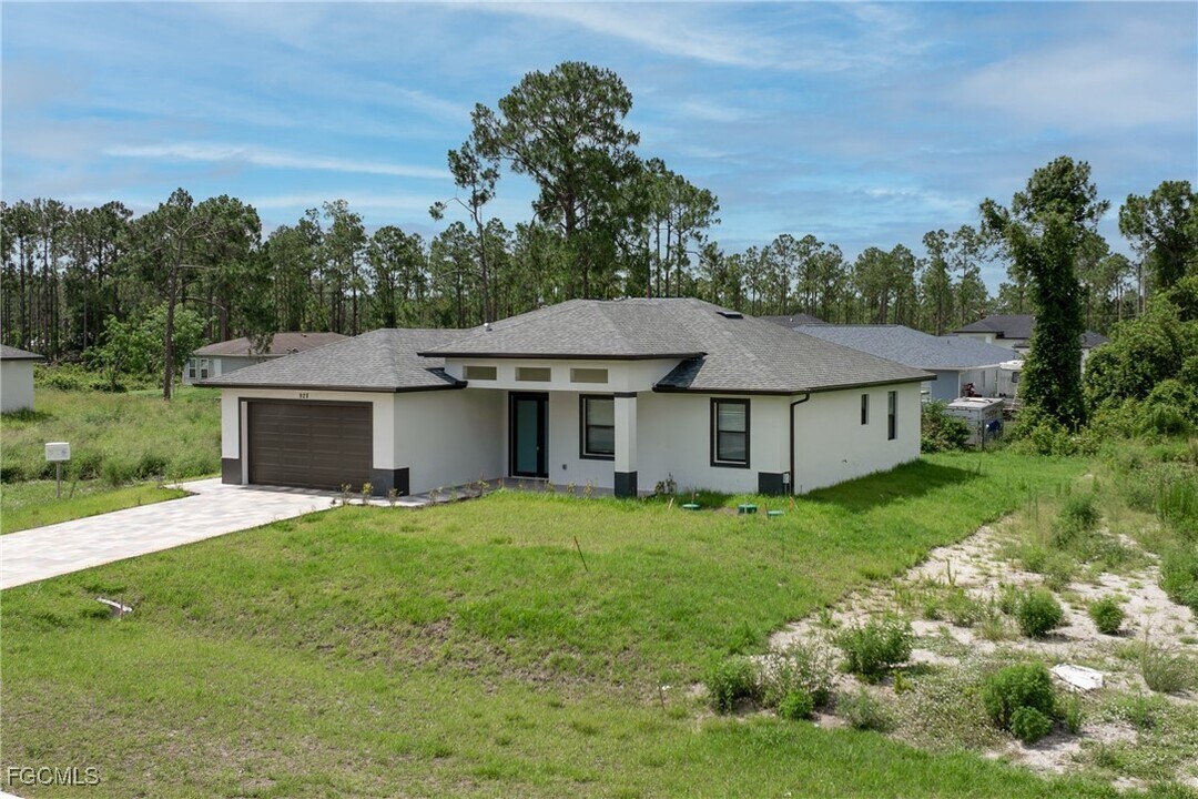 928 Milwaukee Blvd in Lehigh Acres, FL - Building Photo