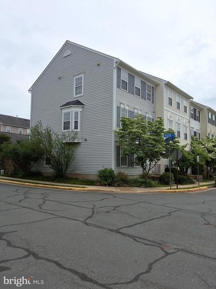 22928 Regent Terrace in Sterling, VA - Building Photo - Building Photo