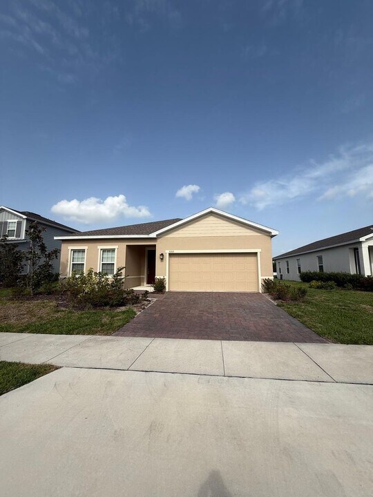 3085 Slough Creek Dr in Kissimmee, FL - Building Photo
