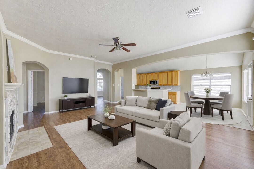 44 Atascadero Dr in Manvel, TX - Building Photo