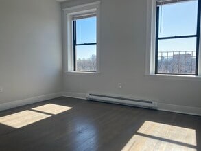 77 Park Dr, Unit 14 in Boston, MA - Foto de edificio - Building Photo