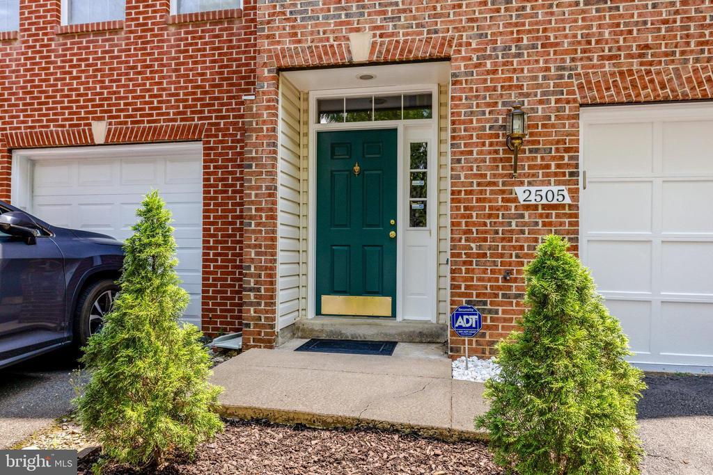 2505 James Madison Cir in Herndon, VA - Building Photo