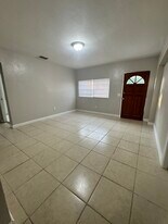1605 E Maple Ave in Tampa, FL - Building Photo