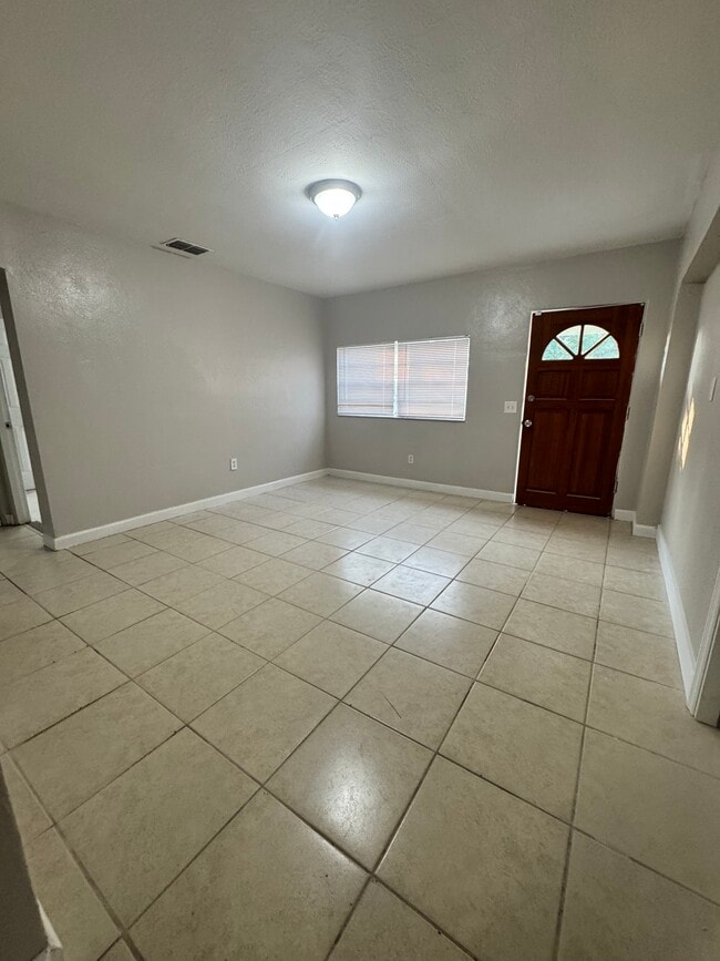 1605 E Maple Ave in Tampa, FL - Building Photo - Building Photo