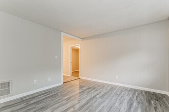 8344 Attleboro Dr in Jonesboro, GA - Foto de edificio - Building Photo