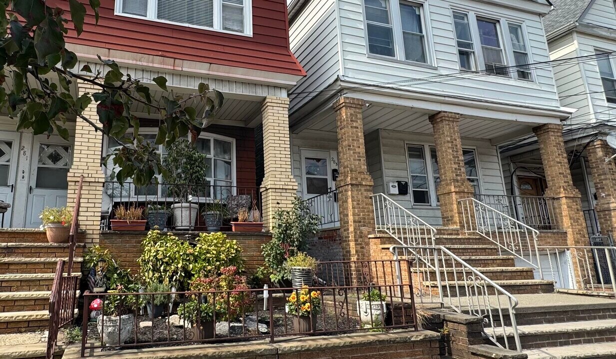 283 Avenue A in Bayonne, NJ - Building Photo