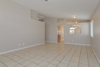 6563 Grand Oaks Dr in Las Vegas, NV - Building Photo - Building Photo