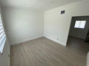 1170 NW 25th St, Unit 1170 in Miami, FL - Building Photo - Building Photo