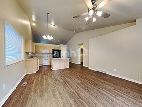 168 Crystal Bay Dr in Stansbury Park, UT - Foto de edificio - Building Photo