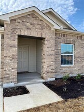 215 Chickasaw Ln in Hutto, TX - Building Photo - Building Photo