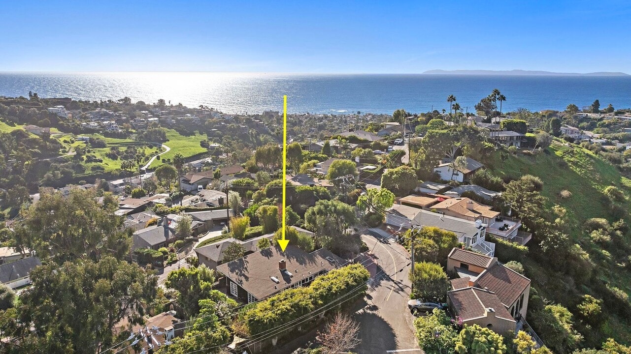 1511 Bluebird Canyon Dr in Laguna Beach, CA - Building Photo