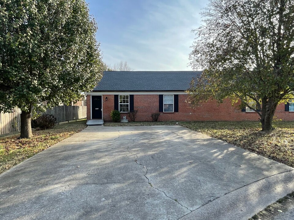 707 Bagwell Ct in Murray, KY - Building Photo