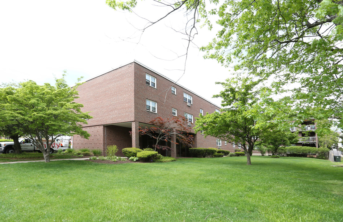 1062 Boulevard in West Hartford, CT - Building Photo