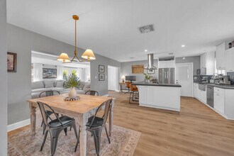 102 Pineview Rd in Jupiter, FL - Building Photo - Building Photo