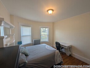 27 Bourneside St in Boston, MA - Foto de edificio - Building Photo