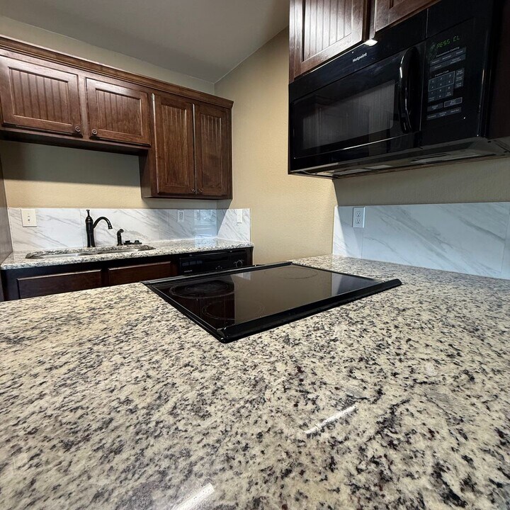 93 New Dallas Hwy in Lacy Lakeview, TX - Building Photo