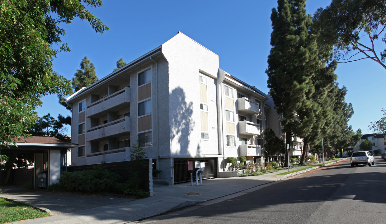 Hillview Apartments in Los Angeles, CA - Building Photo