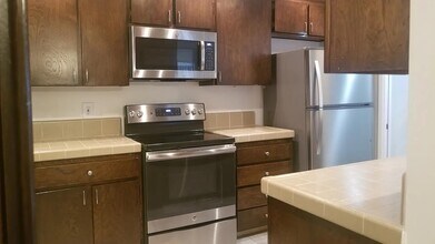 6225 Canterbury Dr in Culver City, CA - Building Photo - Building Photo