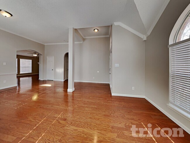 1041 Essex Dr in Cedar Hill, TX - Foto de edificio - Building Photo