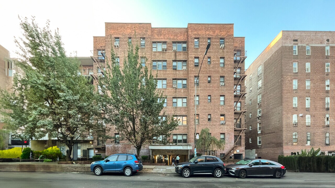 14336 Barclay Ave in Flushing, NY - Foto de edificio