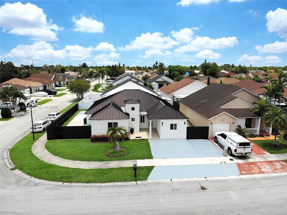 15856 SW 143rd Ct in Miami, FL - Building Photo