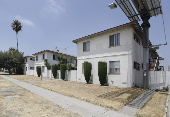 11407-11423 Sherman Way in North Hollywood, CA - Building Photo - Building Photo