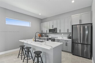 808 NW 5th Terrace in Hallandale Beach, FL - Building Photo - Building Photo