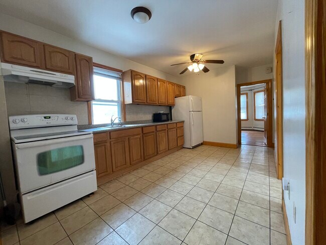 295 Bolton St, Unit 2 in Boston, MA - Building Photo - Building Photo