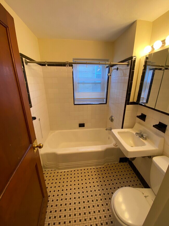 285 Massachusetts Ave in Arlington, MA - Foto de edificio - Building Photo