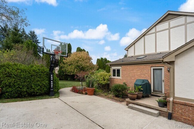 1574 Devonshire Dr in Troy, MI - Building Photo - Building Photo