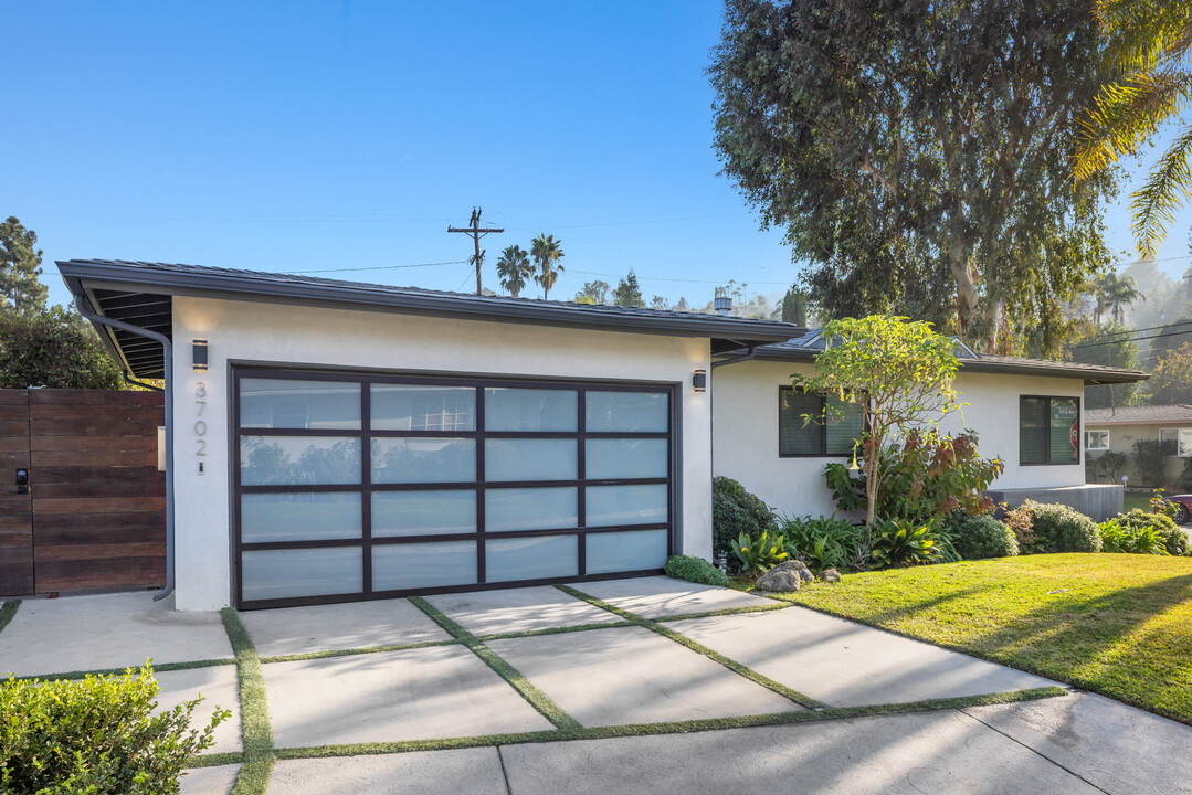 3702 Willowcrest Ave in Studio City, CA - Building Photo