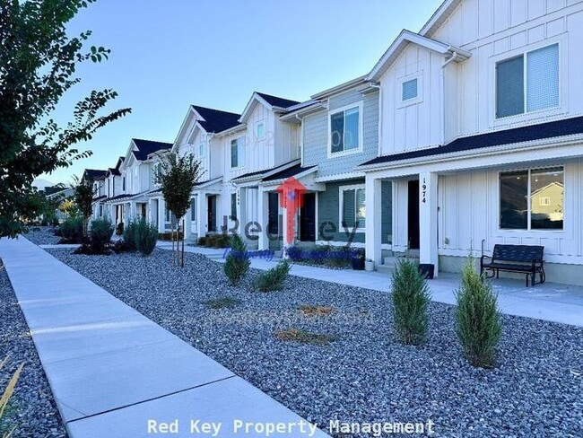 1972 N Blue Iris Ave in Tooele, UT - Foto de edificio - Building Photo