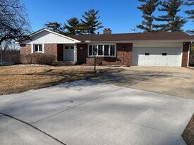 1511 Hillcrest Ct in Bettendorf, IA - Building Photo