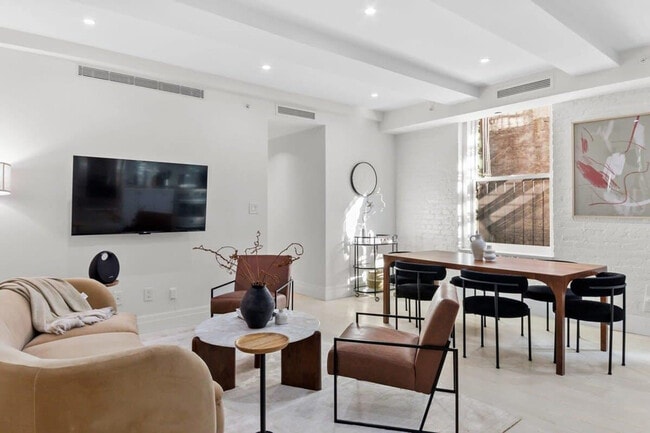property at 43 W 27th St