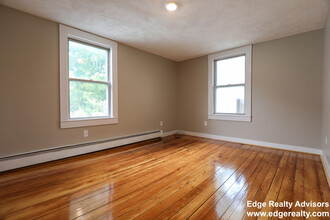 49 Francis St, Unit 1 in Waltham, MA - Foto de edificio - Building Photo