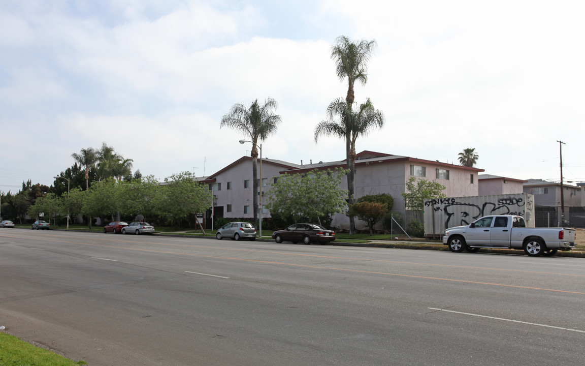 Woodman Grove Apartments in Sherman Oaks, CA - Foto de edificio